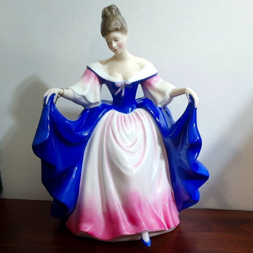 Royal Doulton Sara Figurine HN 3308 8" Tall 1990's Retired - Excellent